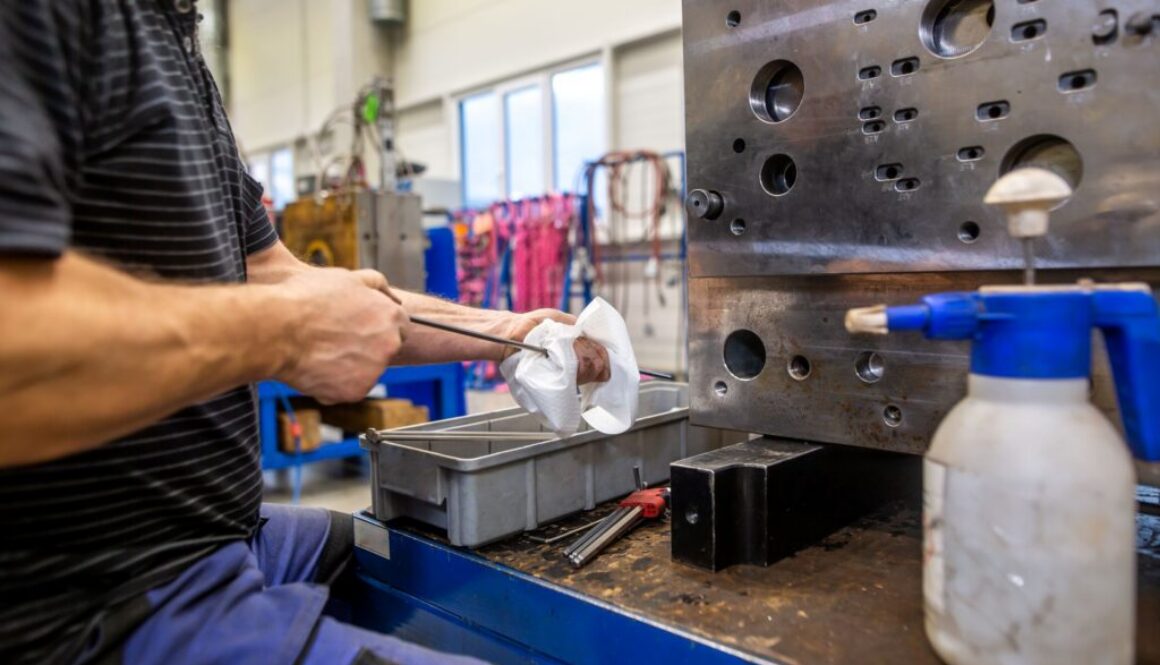 mold-maintenance-on-injection-molding-machine