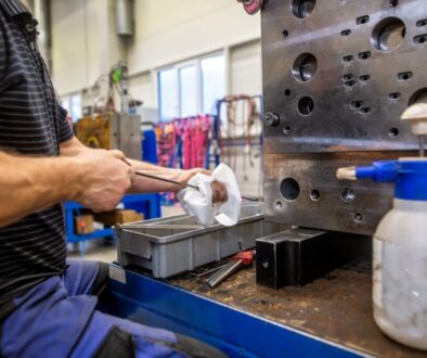 mold-maintenance-on-injection-molding-machine